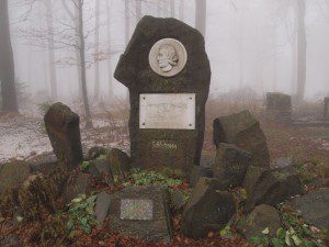 Mlhou zahalený Schillerův pomníček na Jedlové
