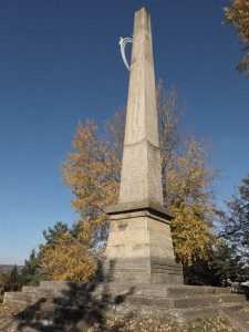 Riegrův obelisk aneb úctyhodných dvanáct metrů kamene