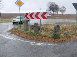 Pěkný soubor kamenných památek v Thossfellu kazí necitlivě umístěné dopravní značení