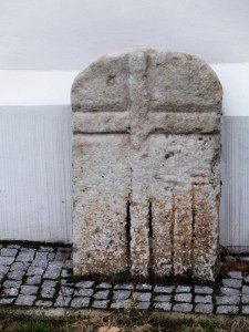 Křížový kámen u paty líšeňského kostela 