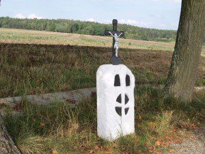 Vzorně udržovaný křížový kámen v Draženi