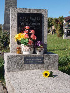 Slunečnice z Lokte na hrobě Karla Šrámka v Lubech