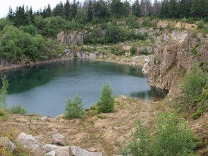 Opuštěný kamenolom pod vrcholem Grosser Waldsteinu