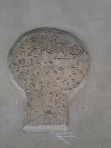 Křížový kámen ve zdi kostela sv. Jakuba Většího ve Vetlé