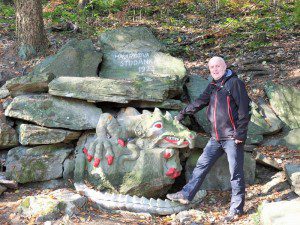Masarykovu studánku pod Zvičinou hlídá kamenný drak