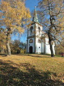Barokní kostel sv. Jana Nepomuckého stojí na Zvičině od roku 1711 