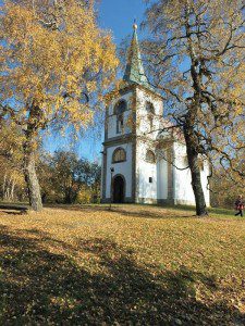 Barokní kostel sv. Jana Nepomuckého stojí na Zvičině od roku 1711 