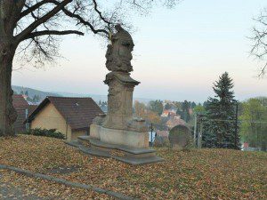 Svatý Jan Nepomucký a kížový kámen neobvyklého tvaru u hřbitova ve Velichovkách 