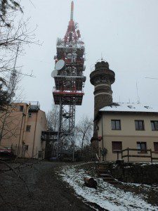 Rozhledna na Krkavci se ztrácí vedle docela ohyzdné telekomunikační věže