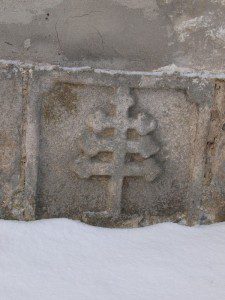 Křížový kámen v soklu presbytáře