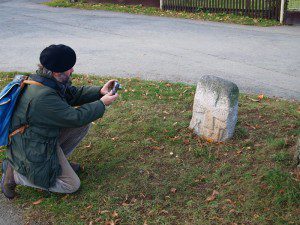 Michal fotí křížový kámen v Chodově