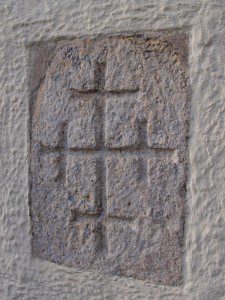 "Německý" kříž ve zdi kostela v Brandu