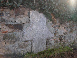 Kříž ve hřbitovní zdi v Mitterteichu