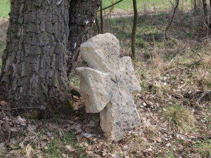 "Neznámý" kamenný kříž u rybníčka nedaleko Bezvěrova